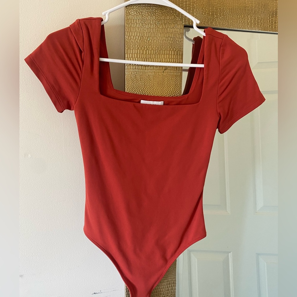 Babaton Small Red Short Sleeve Square Neck Bodysuit